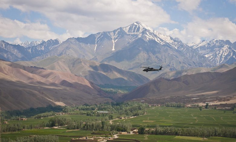 1280px Black Hawk flying over a valley in Bamyan
